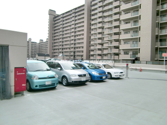 ラ・ビスタ宝塚ウエストウイング3番館の来客用駐車場（4台分）